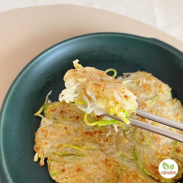 두부면을 넣은 애호박부침개