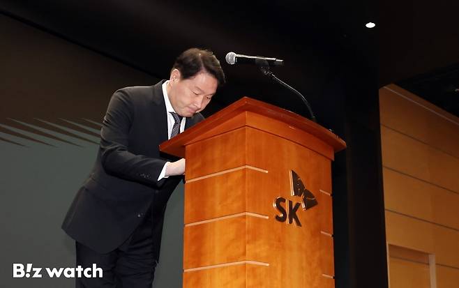최태원 SK그룹 회장이 7일 오전 서울 중구 SK텔레콤 T타워 SUPEX홀에서 SK텔레콤의 해킹 사고와 관련해 고개 숙여 사과하고 있다./사진=이명근 기자 qwe123@