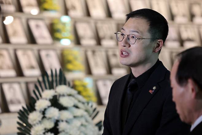 김상욱 국민의힘 의원이 24일 오전 광주 북구 국립 5·18 민주묘지에서 유영봉안소 내부를 둘러보고 있다.(사진=연합뉴스)