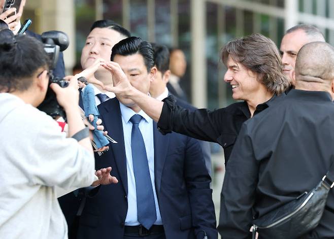 할리우드 배우 톰 크루즈가 ‘미션 임파서블: 파이널 레코닝’ 홍보를 위해 7일 오후 서울김포비즈니스항공센터(SGBAC)를 통해 내한해 팬과 하트를 만들고 있다.(사진=뉴스1)