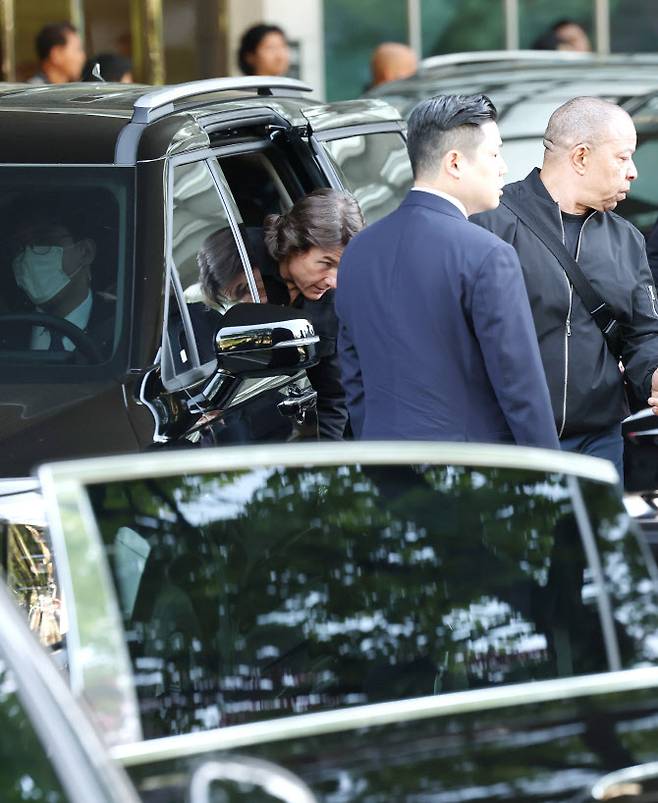 할리우드 배우 톰 크루즈가 ‘미션 임파서블: 파이널 레코닝’ 홍보를 위해 7일 오후 서울김포비즈니스항공센터(SGBAC)를 통해 내한해 준비된 마이바흐 차량 대신 키아 카니발을 타고 있다.(사진=뉴스1)