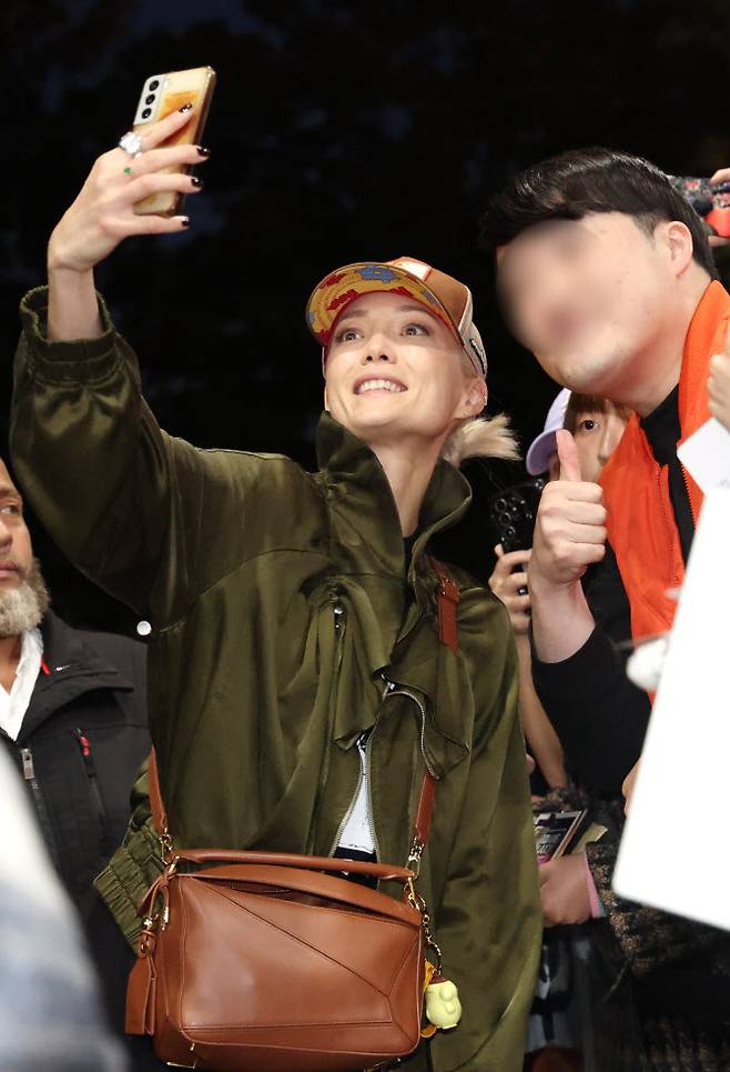 할리우드 배우 폼 클레멘티에프가 ‘미션 임파서블: 파이널 레코닝’ 홍보를 위해 7일 오후 서울김포비즈니스항공센터(SGBAC)를 통해 내한해 팬들과 즐거운 시간을 보내고 있다.(사진=뉴스1)