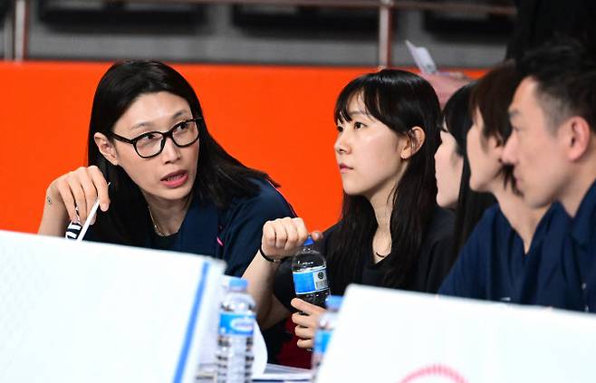 지난 시즌을 끝으로 은퇴를 선언한 김연경이 외국인선수 트라이아웃 현장에서 흥국생명 구단 관계자들과 대화를 나누고 있다. 사진=KOVO