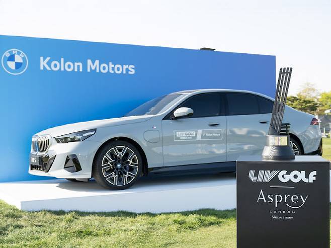 코오롱모터스가 5월 2~4일 인천 송도 잭 니클라우스 골프 클럽에서 개최된 리브 골프(LIV GOLF) 코리아의 공식 후원사로서 현장 행사를 진행했다. 홀인원 이벤트 차량 BMW 520i. (사진=코오롱모빌리티그룹)