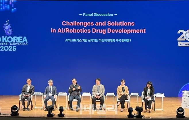 왼쪽부터 윤태영 프로티나 대표, 정재호 연세대학교 교수, 알렉스 자보론코브 인실리코메디슨 대표, 송상옥 스탠다임 대표, 석차옥 갤럭스 대표, 표준희 한국제약바이오협회 AI융합연구원 부원장(사진=이데일리 임정요 기자)