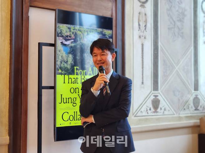 용호성 문화체육관광부 제1차관이 7일(현지시각) ‘2024~2025 한국-이탈리아 상호 문화교류의 해’를 기념해 이탈리아에서 열린 국립현대미술관의 베니스 순회전 ‘이 땅에 숨 쉬는 모든 것을 위하여: 정영선과 협업자들’ 개막식에 참석해 축사를 하고 있다. (사진=문체부)