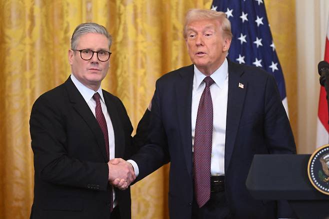 지난 2월 27일(현지시간) 백악관에서 정상회담을 진행한 도널드 트럼프 미국 대통령(오른쪽)과 키어 스타머 영국 총리.(사진=AFP)