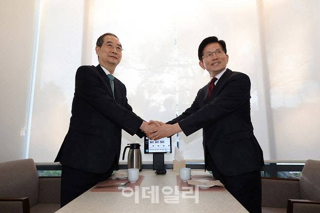 지난 7일 서울 종로구 한 음식점에서 김문수 국민의힘 대선 후보(오른쪽)와 한덕수 무소속 대선 후보가 단일화 관련 논의를 위해 회동을 하고 있다.(사진=이데일리 방인권 기자)