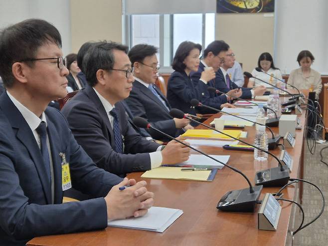 유영상 SK텔레콤 대표(왼쪽에서 두번째)가 8일 SK텔레콤 해킹 관련 청문회 증인으로 출석해 답변하고 있다. (사진=임유경 기자)