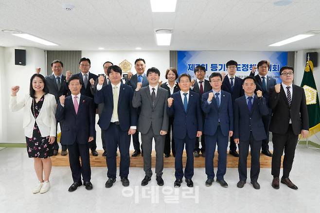 8일 오전 서울 강남구 논현로 법무사회관 7층 대회의실에서 개최된 ‘제7회 등기제도정책협의회’ 주요 참석자들이 기념촬영을 하고 있다. (사진=대한법무사협회)