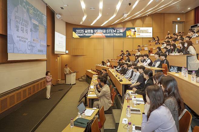 한국뉴욕주립대학교에서 진행된 '2025 글로컬 문제해결 STEM 교육 프로그램' 발대식에서 환영사를 하고 있는 윤명옥 지엠한마음재단코리아 사무총장