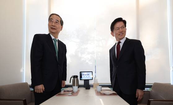 김문수 국민의힘 대선후보와 무소속 한덕수 대선 예비후보가 지난 7일 서울 종로구의 한 식당에서 후보 단일화 관련 회동을 하고 있는 모습. 해당 회동은 별 소득 없이 끝났다. 〈사진=연합뉴스〉