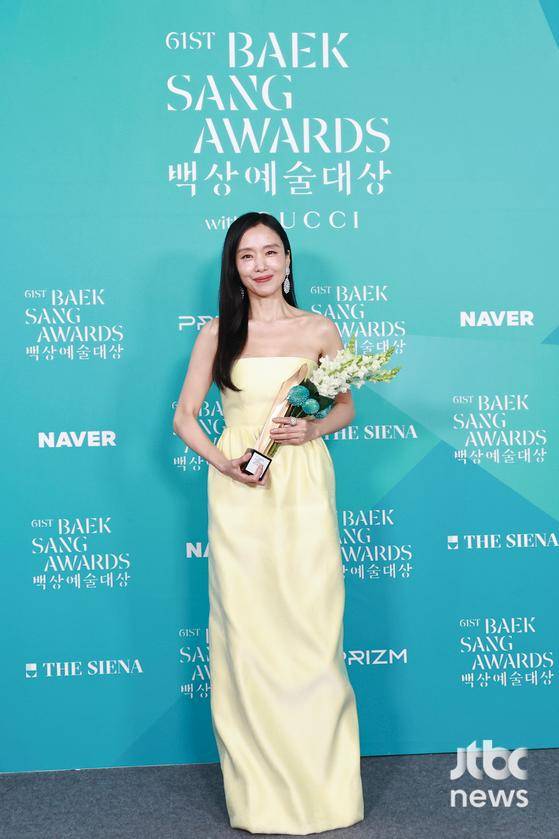 5일 오후 서울 강남구 코엑스 D홀에서 열린 '제61회 백상예술대상 with 구찌'의 부문별 수상자들이 백스테이지에서 트로피 세리머니를 하고 있다. 박세완 엔터뉴스팀 기자 park.sewan@jtbc.co.kr