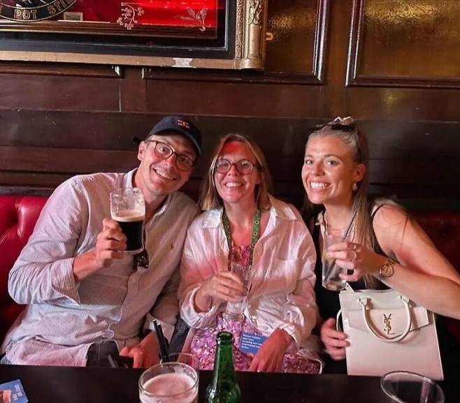 28세에 희귀 치매 진단을 받고 31세에 세상을 떠난 여성의 사연이 소개됐다. 가운데 여성이 사연 속 젬마 [사진=SNS]