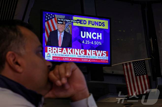 7일(현지시간) 미국 뉴욕 증권거래소에서 연방공개시장위원회(FOMC)가 금리를 4.25~4.5%로 동결했다는 뉴스가 나오고 있다. 2025.05.07 ⓒ 로이터=뉴스1 ⓒ