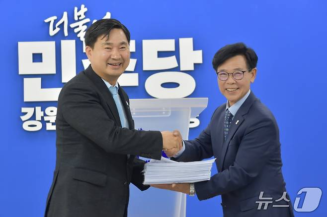 김한근 전 강원 강릉시장이 지난 7일 더불어민주당 강원도당 회의실에서 열린 입당환영식에서 김도균 도당위원장으로부터 축하를 받고 있다.(더불어민주당 강원도당 제공, 재판매 및 DB 금지) 2025.5.8/뉴스1