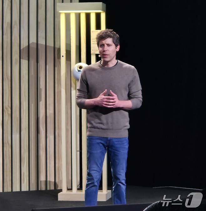 생성형 인공지능(AI) 챗GPT 창시자이자 블록체인 기반 홍채 신원인증 프로젝트 '월드(옛 월드코인)' 공동창립자인 샘 올트먼이 지난달 30일(현지시간) 미국 샌프란시스코에서 열린 '마침내(At Last)' 행사에서 발표하고 있다.25.5.6./뉴스1