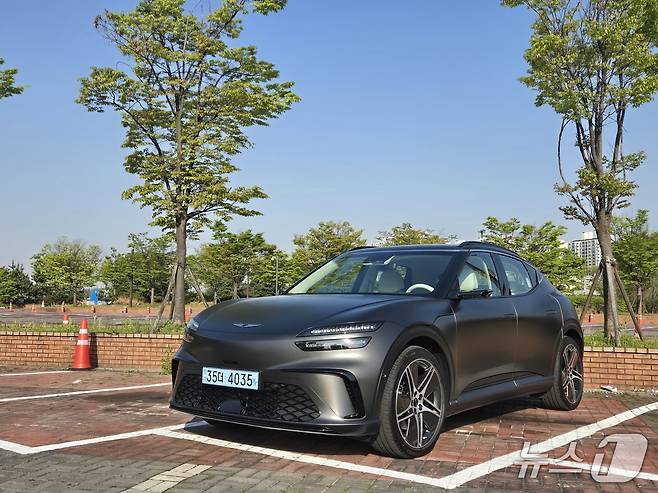 지난달 26일 경기도 고양시 일산서구에서 킨텍스 주차장에서 촬영한 제네시스 준중형 전시 스포츠유틸리티차(SUV) 'GV60' 전·측면 모습. 2025.04.26/뉴스1 김성식 기자