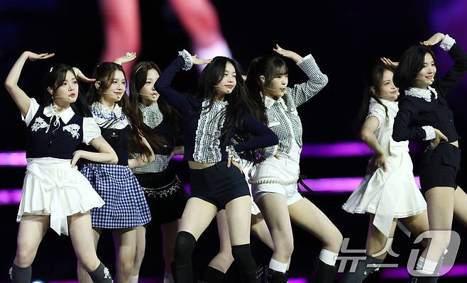 하츠투하츠가 30일 서울 마포구 상암 월드컵경기장에서 열린 ‘서울스프링페스타 WONDER SHOW’에 출연해 화려한 무대를 선보이고 있다. 2025.5.1/뉴스1 ⓒ News1 권현진 기자