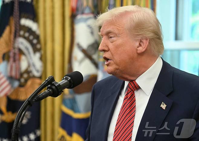 도널드 트럼프 도널드 트럼프 미국 대통령이 7일(현지시간) 워싱턴 백악관에서 열린 데이비드 퍼듀 주중대사 선서식 행사에 참석해 “인도와 파키스탄 간의 무력 충돌에 내가 도울 일이 있다면 도울 것이다”고 밝히고 있다. 2025.05.08 ⓒ AFP=뉴스1 ⓒ News1 우동명 기자