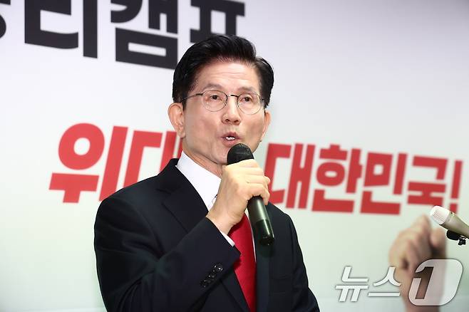 김문수 국민의힘 대통령 후보가 8일 오전 서울 여의도 자신의 캠프 사무실에서 단일화 관련 긴급 기자회견을 하고 있다. 2025.5.8/뉴스1 ⓒ News1 김민지 기자
