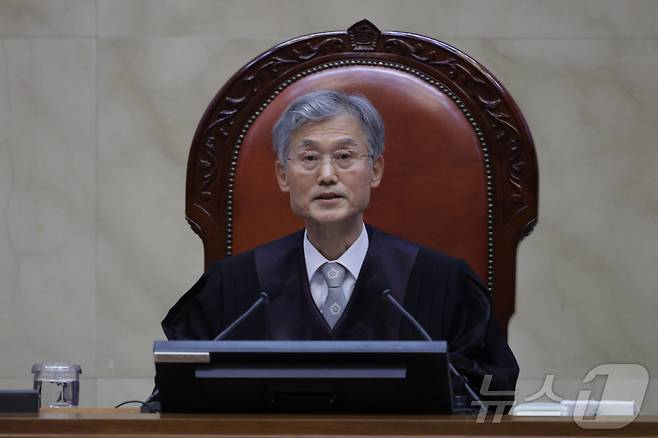 조희대 대법원장이 1일 오후 더불어민주당 이재명 대선 후보의 공직선거법 사건 전원합의체 선고를 위해 서울 서초구 대법원 대법정에 입장해 장내 정돈을 선언하고 있다.2025.5.1/뉴스1 ⓒ News1 사진공동취재단