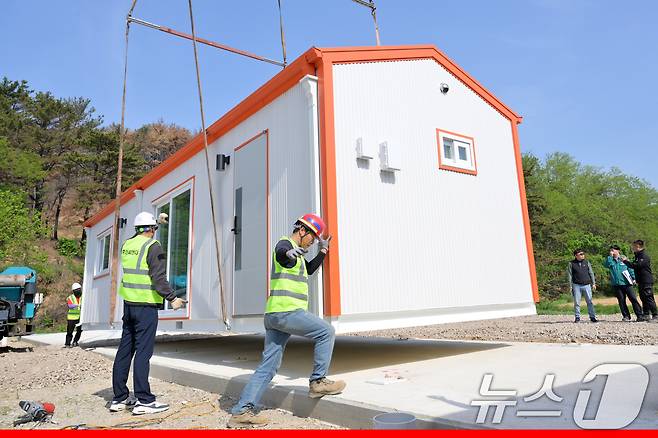 8일 산불 피해를 입은 경북 영덕군 영덕읍 화수리에 이재민들이 사용할 임시 조립식 주택이 설치되고 있다. 영덕군은 이달 말까지 조립식 주택 기반 시설 조성을 마친 후 6월 초부터 순차적으로 입주시킬 계획이다. (독자 제공. 제판매 및 DB 금지) 2025.5.8/뉴스1 ⓒ News1 최창호 기자