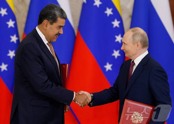 7일(현지시간) 블라디미르 푸틴 러시아 대통령(오른쪽)과 니콜라스 마두로 베네수엘라 대통령이 모스크바 크렘린궁에서 양국간 전략적 파트너십 협정에 서명한 뒤 악수하고 있다. 2025.05.07 ⓒ 로이터=뉴스1 ⓒ News1 김지완 기자