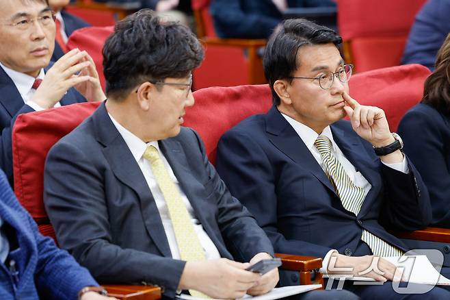 윤상현 국민의힘 의원이 지난 4월 16일 서울 여의도 국회의원회관에서 열린 '헌재·선관위 개혁 어떻게 할 것인가? 헌법개정 토론회'에 참석, 당 지도부인 권성동 원내대표와 대화하고 있다. 2025.4.16/뉴스1 ⓒ News1 안은나 기자