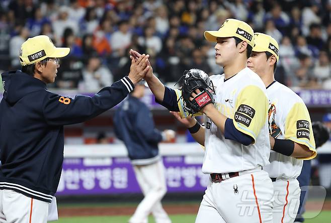 7일 대전 한화생명볼파크에서 열린 '2025 신한 SOL 뱅크 KBO리그' 프로야구 한화 이글스와 삼성라이온즈 경기에서 한화 문동주가 5회 2실점 호투하며 더그아웃에 들어오고 있다. 2025.5.7/뉴스1 ⓒ News1 김기남 기자