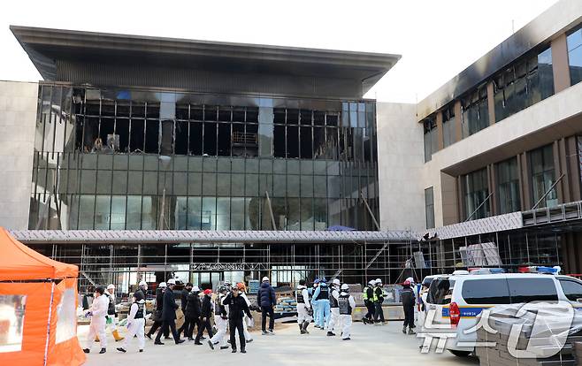 16일 부산 기장군 반얀트리 호텔 신축 공사장 화재 현장에서 경찰과 과학수사대 화재감식팀, 소방 당국, 국립과학수사연구원, 국립재난안전원 등 관계자들이 합동 감식을 위해 이동하고 있다. 2025.2.16/뉴스1 ⓒ News1 윤일지 기자