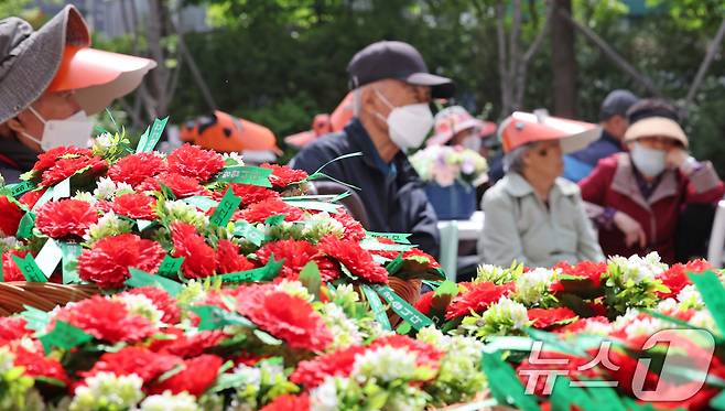 8일 오전 서울 동대문구 다일공동체 밥퍼나눔운동본부에서 열린 어버이날 행사에 어르신들에게 달아줄 카네이션이 놓여 있다. 2025.5.8/뉴스1 ⓒ News1 장수영 기자