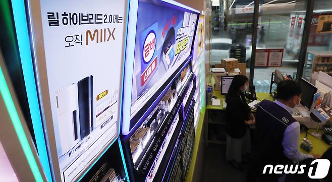 서울의 한 편의점에 KT&G의 궐련형 전자담배 '릴 하이브리드 2.0' 광고가 걸려 있다.2021.5.13/뉴스1 ⓒ News1 박지혜 기자