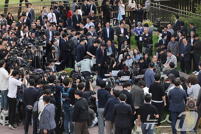 김문수 국민의힘 대통령 후보와 한덕수 무소속 대선 예비후보가 8일 오후 서울 여의도 국회 강변서재에서 후보 단일화 회동을 하고 있다.(공동취재) 2025.5.8/뉴스1 ⓒ News1 안은나 기자