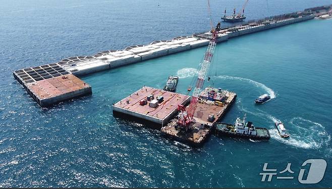 경북 울릉공항 활주로 공사에 필요한 케이슨을 설치하고 있는 모습, (DL이앤씨 제공, 제판매 및 DB 금지) 2025.5.8/뉴스1