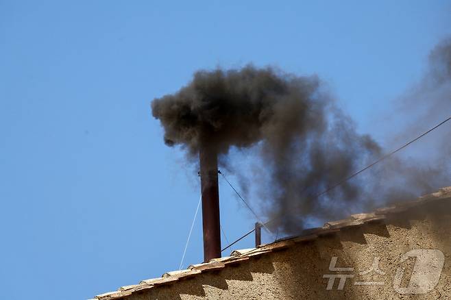 바티칸 시스티나 성당 굴뚝에서 8일 교황 선출 불발을 알리는 검은 연기가 피어오르고 있다. 2025.5.8 ⓒ 로이터=뉴스1 ⓒ News1 강민경 기자