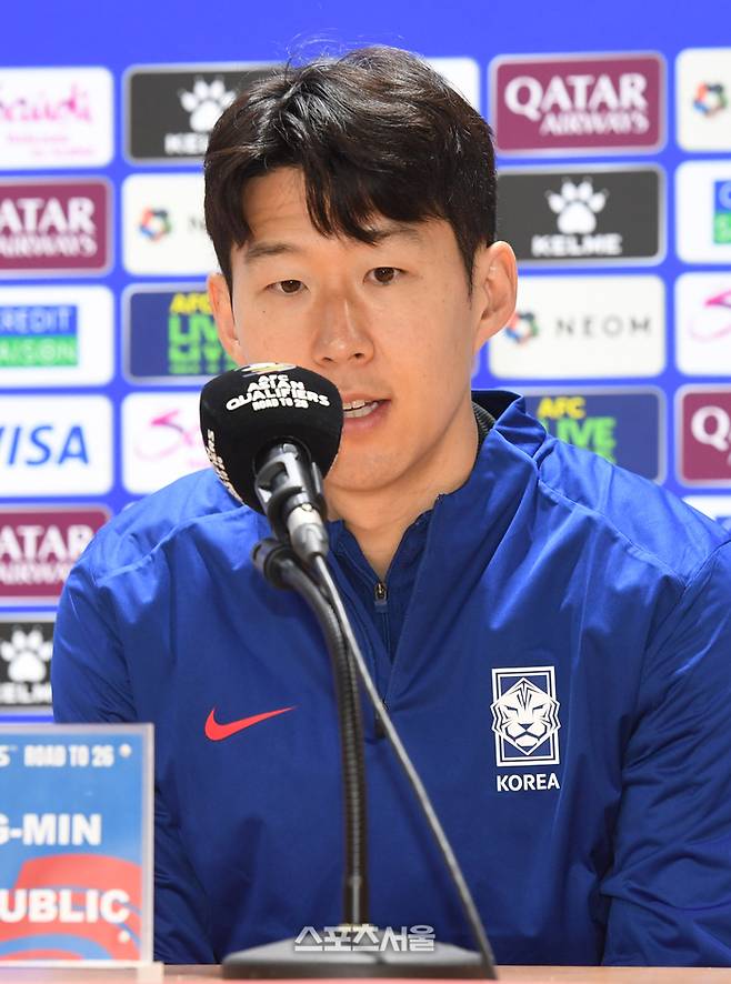 손흥민이 고대하는 클럽커리어 첫 우승을 차지할 수 있을까. 사진은 지난 3월19일 고양종합운동장에서 진행된 2026 북중미 월드컵 아시아지역 최종예선 오만전 공식 기자회견에서 취재진의 질문에 답하는 모습.  박진업 기자 upandup@sportsseoul.com