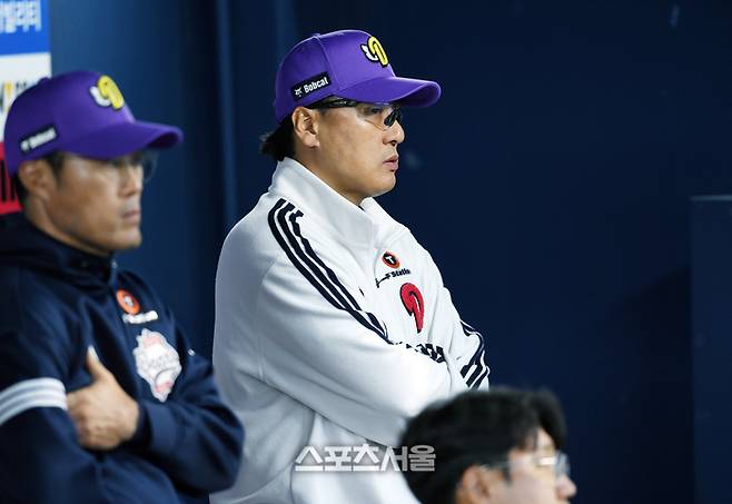 두산 이승엽 감독이 7일 잠실구장에서 열린 2025 KBO리그 LG와 경기에서 선수들의 플레이를 지켜보고 있다. 잠실 | 박진업 기자 upandup@sportsseoul.com