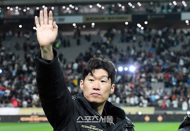 박지성이 20일 서울월드컵경기장에서 열린 FC 스피어와 쉴드 유나이티드의 ‘2024 넥슨 아이콘 매치’를 마친 뒤 팬들에게 인사를 하고 있다. 2024. 10. 20.  박진업 기자 upandup@sportsseoul.com