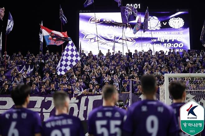 안양 선수단이 지난 6일 서울전이 끝난 뒤 팬께 인사하고 있다. 사진 | 한국프로축구연맹