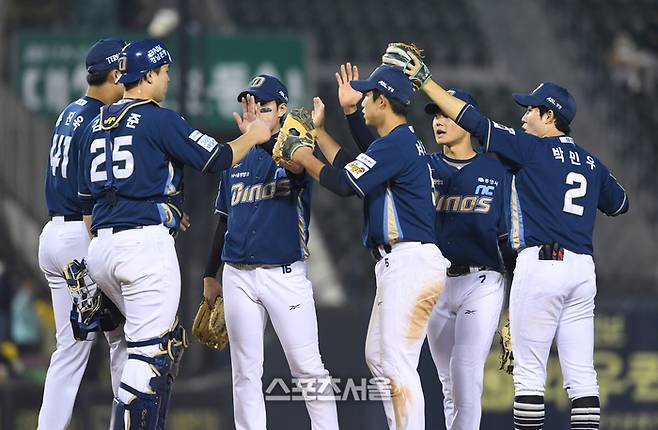 NC 선수들이 잠실구장에서 열린 2025 KBO리그 LG와의 경기에서 승리한 뒤 하이파이브를 하고 있다. 잠실 | 박진업 기자 upandup@sportsseoul.com
