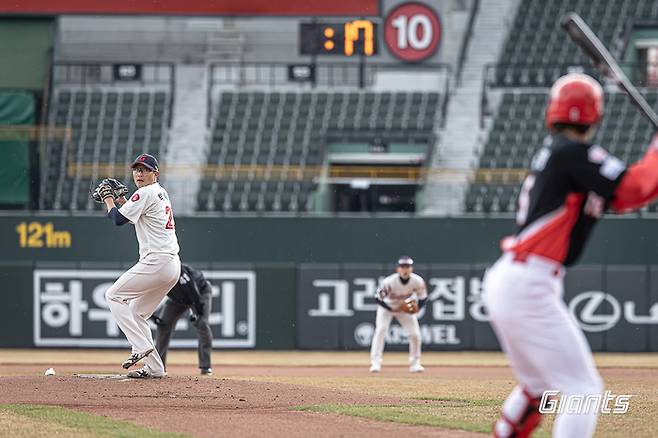 롯데 박세웅(왼쪽)이 8일 사직구장에서 열린 2025 KBO리그 시범경기 KIA전에서 역투하고 있다. 외야 전광판 옆에 비치된 피치클락이 돌아가고 있다. 사진 | 롯데 자이언츠