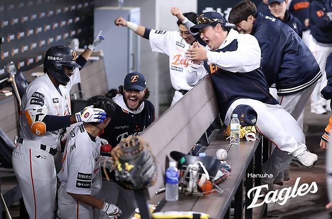 한화 선수단이 29일 대전 한화생명 볼파크에서 열린 2025 KBO리그 정규시즌 LG전에서 첫 홈런을 친 심우준에게 무관심 세리머니를 한 후 축하해주고 있다. 사진 | 한화 이글스