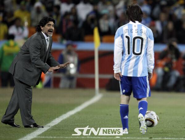 2010 남아공 월드컵에서 아르헨티나 대표팀을 지휘할 당시 디에고 마라도나. 사진┃뉴시스/AP