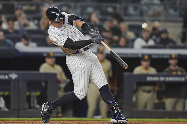 애런 저지가 7일(한국시각) 샌디에이고전에서 4회 우월 솔로포를 날리고 있다. AP연합뉴스