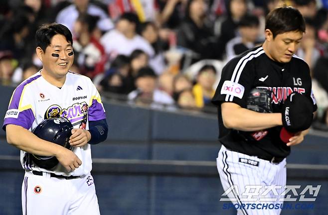 '강률아 반갑다' 김강률이 반가웠던 양의지의 여유로운 미소와 위기 탈출만을 생각하며 마운드에 오른 김강률의 표정이 엇갈렸다. 잠실=허상욱 기자