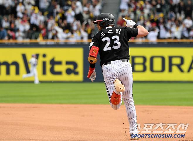 LG 3번 타자 오스틴은 달아나야 했던 순간 스리런포를 터뜨렸다.