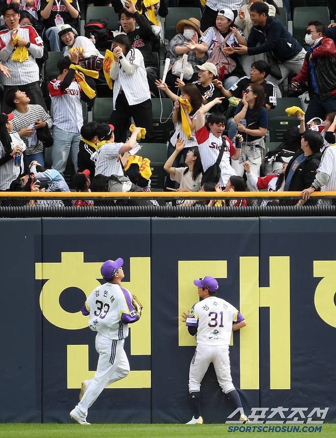 끝까지 오스틴의 타구를 따라간 중견수 정수빈은 펜스 앞에서 결국 수비를 포기했다.