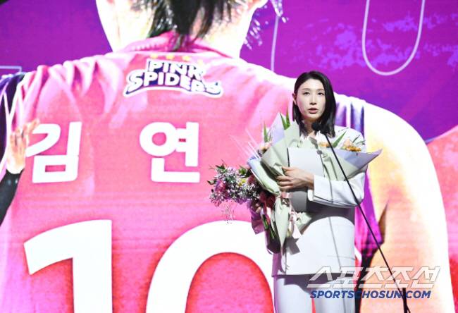 도드람 2024~2025 V리그 시상식이 14일 오후 서울 홍은동 스위스그랜드호텔에서 열렸다. MVP에 뽑힌 김연경이 수상 소감을 말하고 있다. 정재근 기자 cjg@sportschosun.com/2025.4.14/