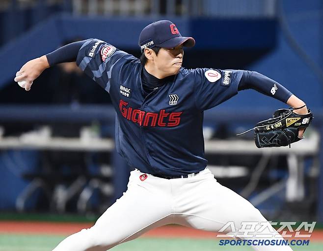 29일 서울 고척스카이돔에서 열린 롯데-키움전. 8회말 2사 만루에 등판한 구승민이 투구하고 있다. 고척=정재근 기자 cjg@sportschosun.com/2025.4.29/